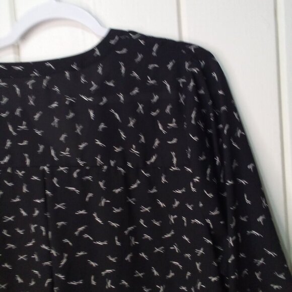 Maurices Blouse 1 1X Half Sleeve Shoulder Cut-Out Zipper Pattern Black White - Picture 11 of 16